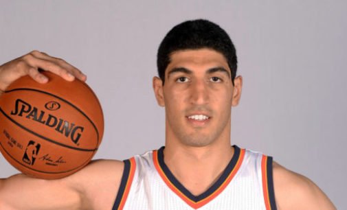 Detido na Romênia e depois liberado, Enes Kanter se diz perseguido político