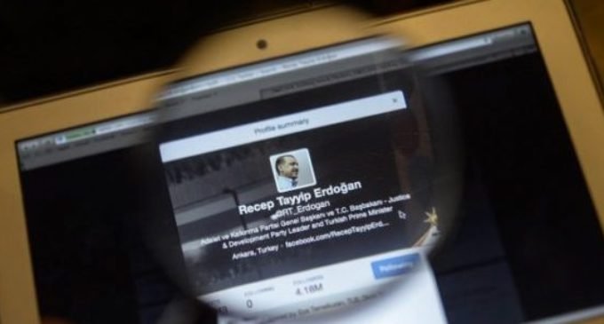 Fuat Avni, tuiteiro vaza informações da Turquia