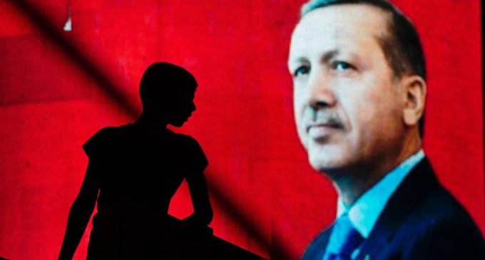 Turquia fecha mais de 600 escolas privadas em onda de repressão