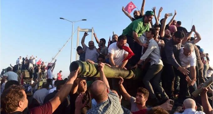 Golpes em democracias pioram economia, mas só quando ganham