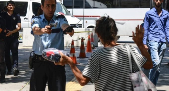 Turquia amplia caça às bruxas e expurgo já atinge 20 mil servidores