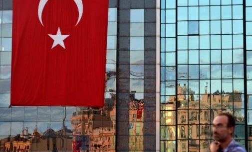 Erdogan revoga licenças de 21 mil professores
