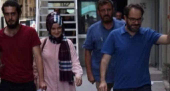 Polícia faz batida em jornal, prende chefe de redação