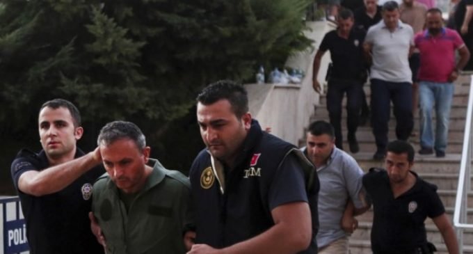 Turquia expande expurgo massivos de oponentes