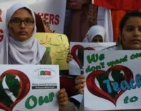 Estudantes do Paquistão protestam contra a decisão do governo de deportar os professores turcos