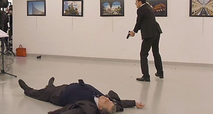 Autoridades turcas querem prender Gülen por assassínio de embaixador russo