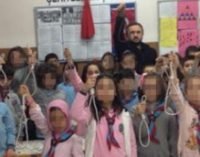 Professor que fez alunos posar com forcas provoca indignação