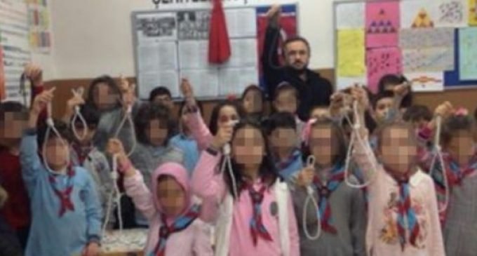 Professor que fez alunos posar com forcas provoca indignação