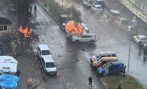 2 mortos e ao menos 7 feridos em atentado com carro bomba em Esmirna