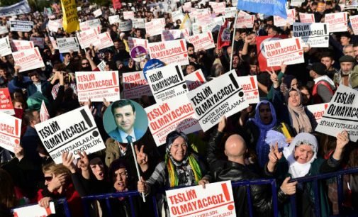 Após governo prender líderes, partido de esquerda é desmontado na Turquia