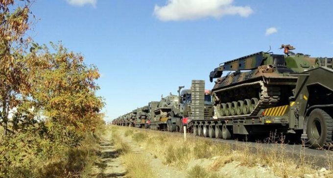 Turquia movimenta veículos blindados e tanques para sua fronteira com a Síria