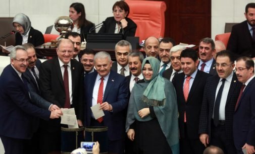 Parlamento turco aprova emendas constitucionais que expandem o poder de Erdogan