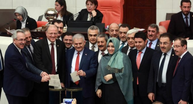 Parlamento turco aprova emendas constitucionais que expandem o poder de Erdogan