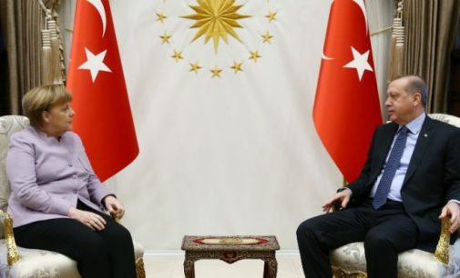 Merkel exorta Erdogan a defender a liberdade de opinião e imprensa