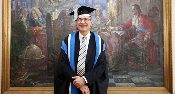 Orhan Pamuk: não quero ficar em silêncio enquanto jornais são fechados na Turquia