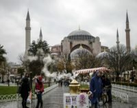 Santa Sofia ( Hagia Sophia ) deve ser aberta para a oração muçulmana pelo AKP