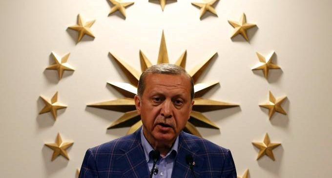Turquia: UE pede investigação sobre irregularidades em referendo