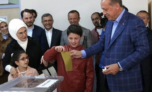 Opositores de Erdogan alegam fraude e tentam anular referendo da Turquia