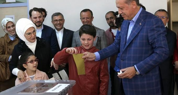 Opositores de Erdogan alegam fraude e tentam anular referendo da Turquia