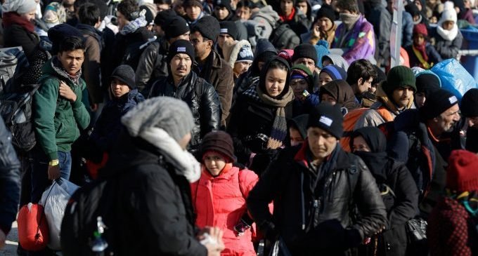 Um ano após acordo entre UE e Turquia, migrantes ainda aguardam na Grécia pela chance de seguir viagem