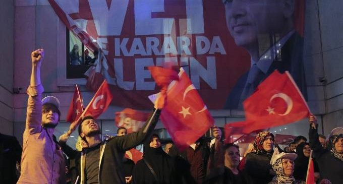 Equipe observadora diz ter sido retida em referendo na Turquia