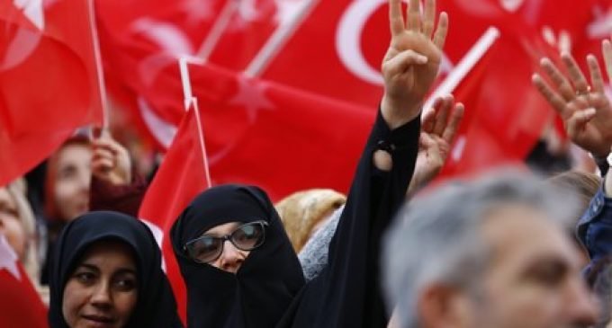 Helicóptero com juízes e comissão eleitoral cai na Turquia