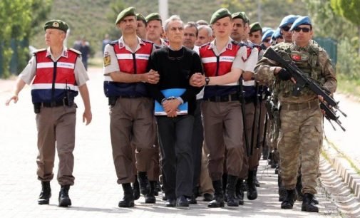 Turquia começa a julgar 221 supostos líderes de golpe fracassado