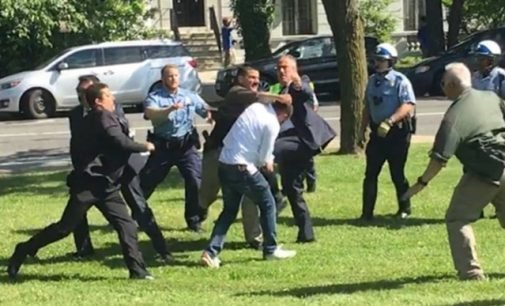 Guardas de Erdogan atacam manifestantes no lado de fora da embaixada turca em Washington