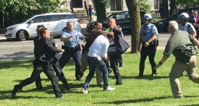 Guardas de Erdogan atacam manifestantes no lado de fora da embaixada turca em Washington
