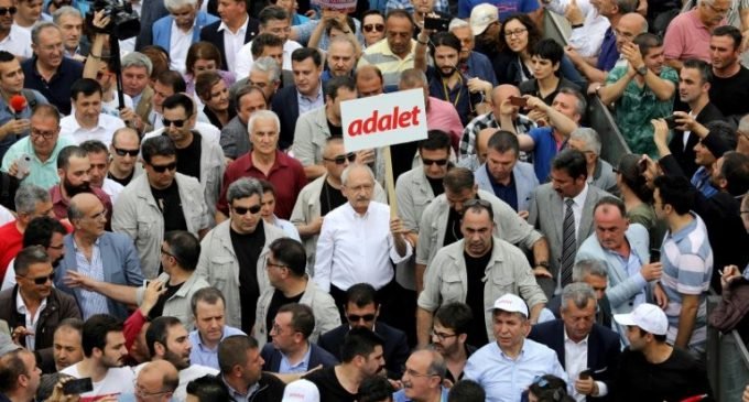 Oposição vai às ruas para pedir justiça na Turquia