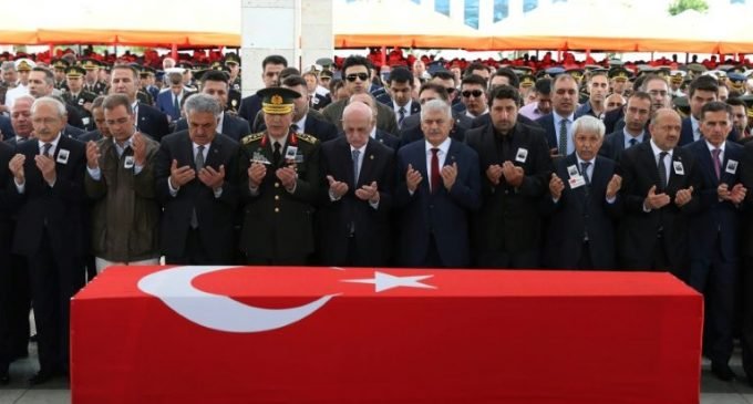 PKK curdo afirma que abateu helicóptero turco que caiu na quarta-feira