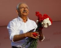 O líder turco da CHP termina 450 km de protesto com manifestação