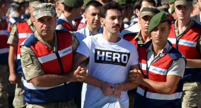 Na Turquia, pessoas são detidas por causa de camiseta com a palavra ‘herói’