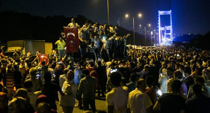 Mistérios, e uma repressão, persistem um ano após a tentativa fracassada de golpe na Turquia