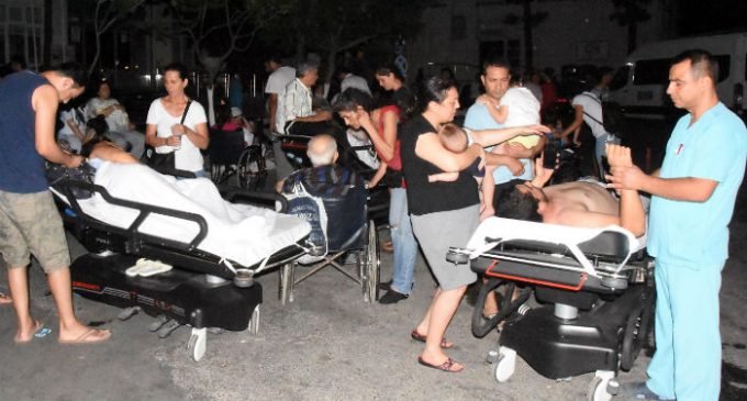 Forte terremoto atinge costa do Egeu, 2 mortos