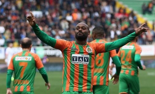 Artilheiro na Turquia, Vágner Love revela que pretende voltar a jogar pelo Flamengo