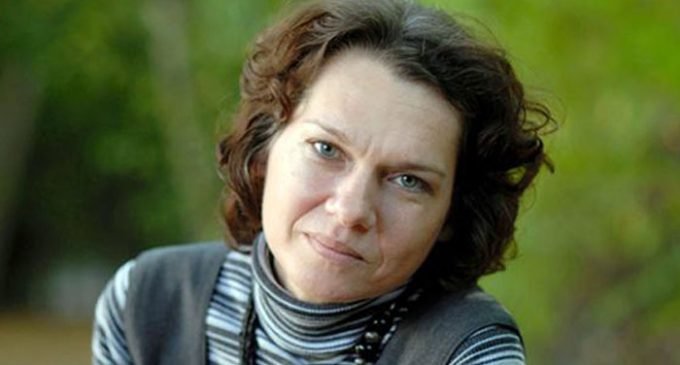 Autora Asli Erdogan incapaz de aceitar prêmio devido a proibição de viagens