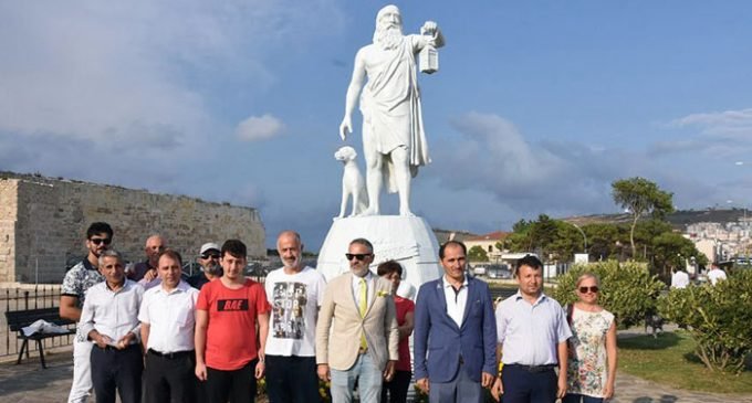 Membros da Fundação Erbakan exigem a remoção da estátua do filósofo Diógenes em Sinop