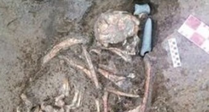 Esqueleto do Período Neolítico enterrado com machado foi encontrado em Istambul