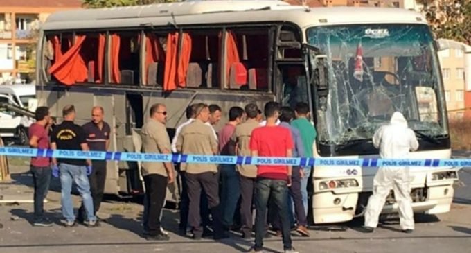 10 feridos em explosão de bomba em İzmir dirigida a ônibus de prisão