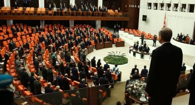 Parlamento Turco abolido com os novos decretos do governo, dizem deputados de oposição