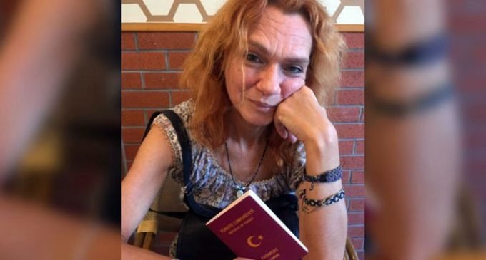 Escritora Asli Erdogan recebe de volta seu passaporte