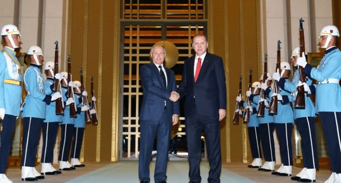 Putin chega na Turquia para conversas sobre vendas de armas e a Síria