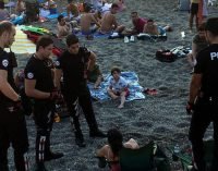 2 mulheres detidas brevemente por beberem cerveja em uma praia turca