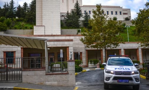 Esposa e filho detidos enquanto funcionário se abriga no consulado geral dos EUA em Istambul