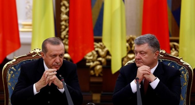 Poroshenko batendo na mesa não consegue manter Erdoğan acordado em coletiva de imprensa