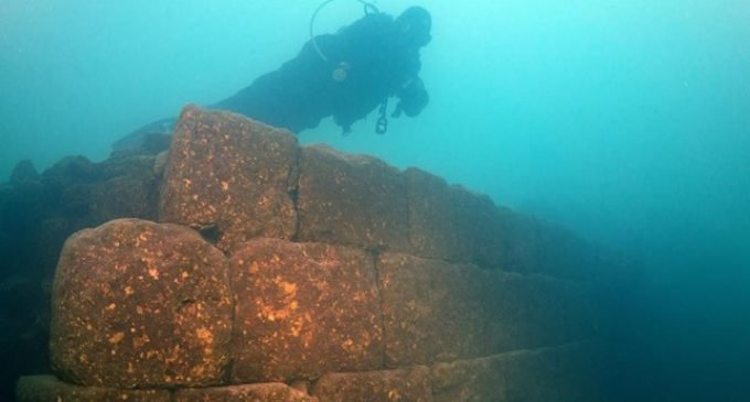 Castelo submerso de 3 mil anos é encontrado em lago na Turquia