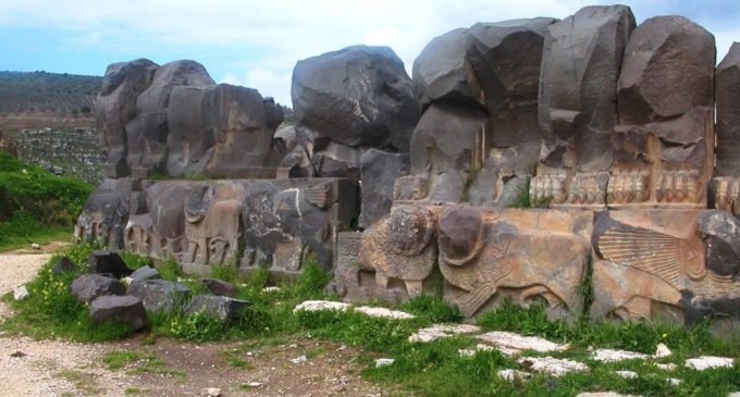 Aviões da Turquia destroem templo de 3 mil anos na Síria