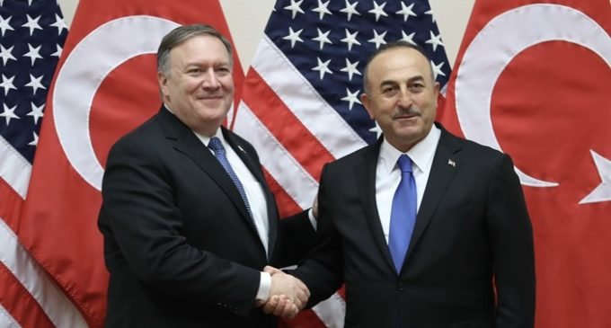 Pompeo e Cavusoglu se reúnem para discutirem a Síria e as questões bilaterais entre Turquia e EUA