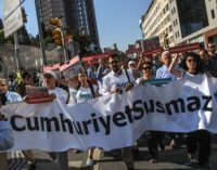 Jornalistas do Cumhuriyet recebem sentenças sob acusações de terrorismo